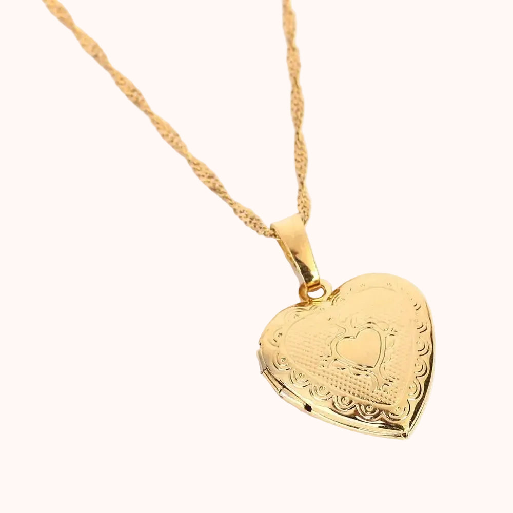 Colar feminino dourado com pingente coração bordado em metal brilhante