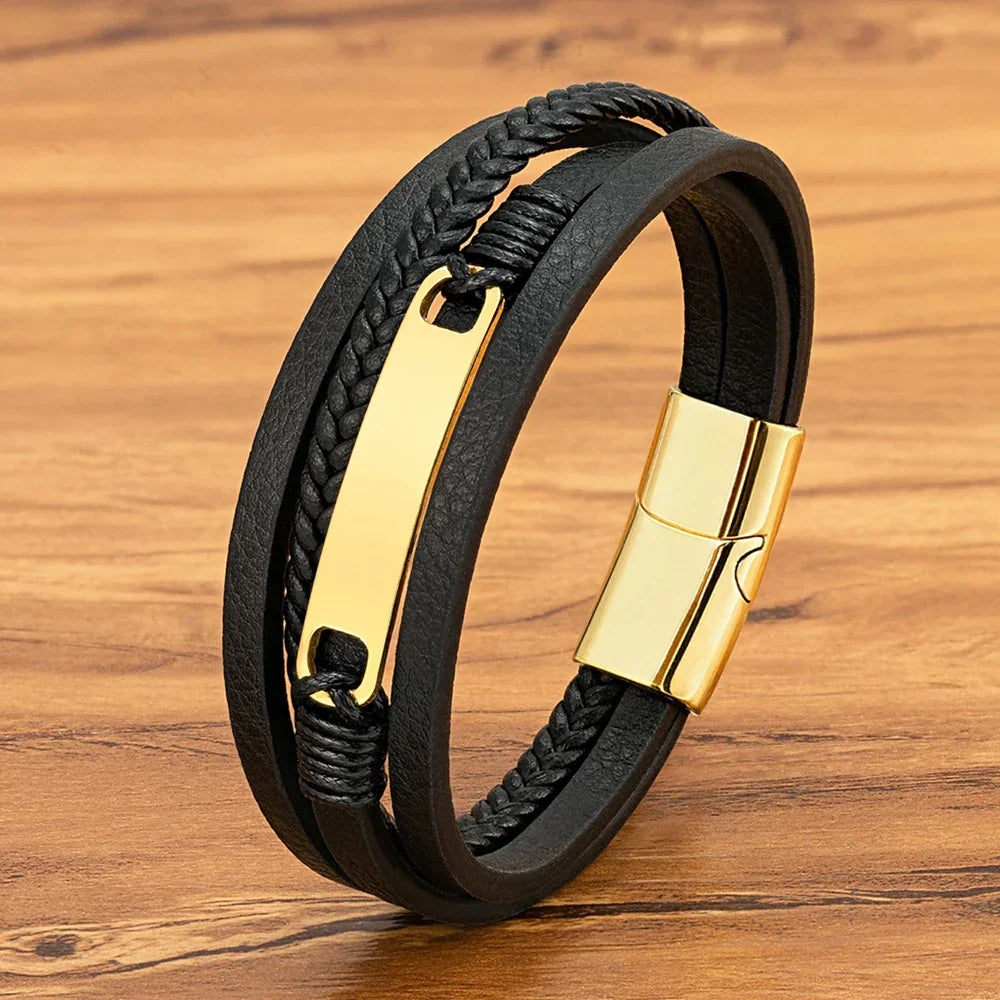 Pulseira masculina de couro preta com placa dourada e fecho magnético dourado