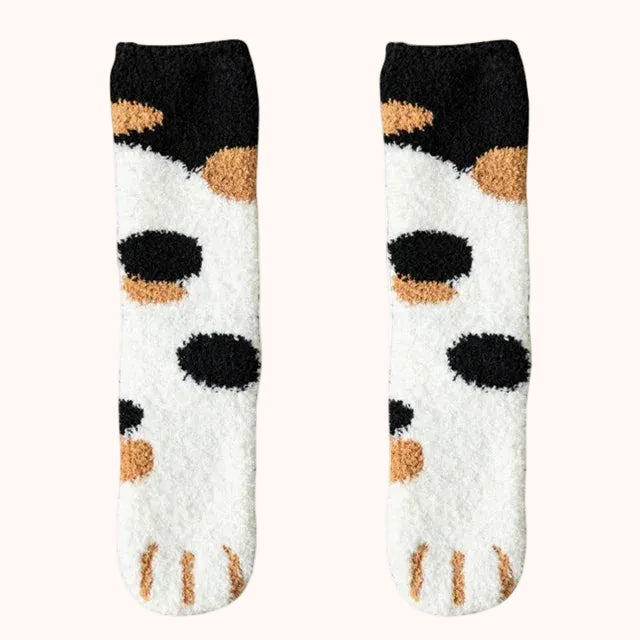 Meias felpudas brancas com estampa de manchas pretas e marrons, estilo animal