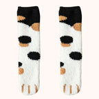 Meias felpudas brancas com estampa de manchas pretas e marrons, estilo animal