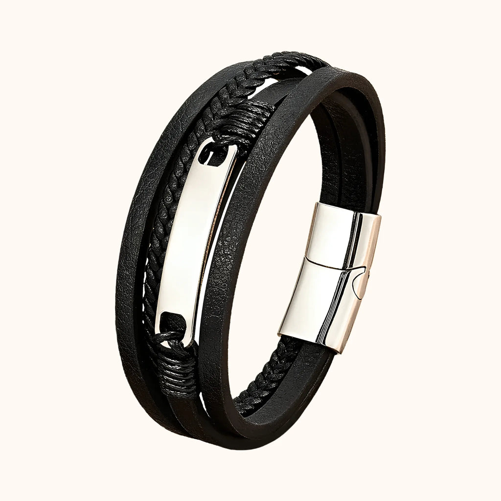 Pulseira masculina de couro preto com detalhes em metal prateado e fecho magnético
