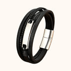 Pulseira masculina de couro preto com detalhes em metal prateado e fecho magnético