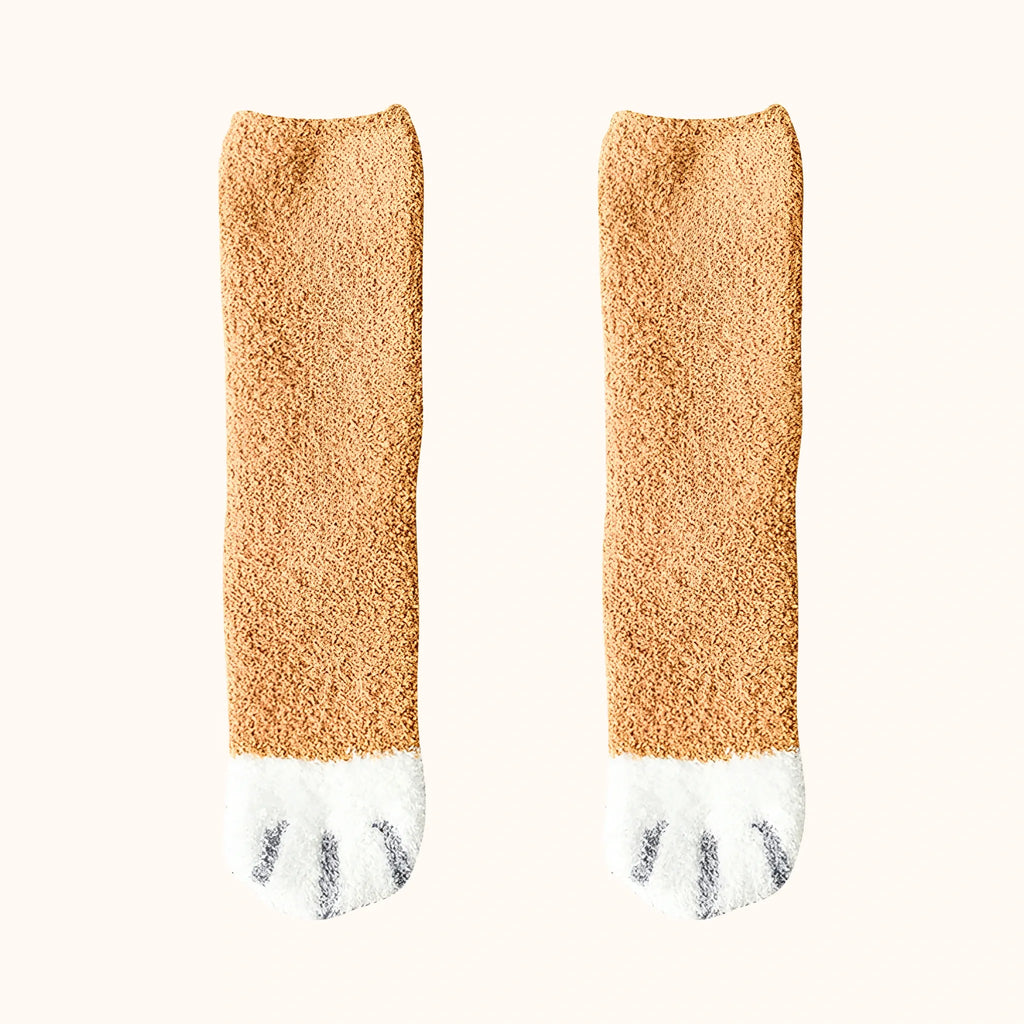 Par de meias felpudas marrom com ponta branca e detalhes cinza, estilo animal