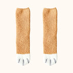 Par de meias felpudas marrom com ponta branca e detalhes cinza, estilo animal