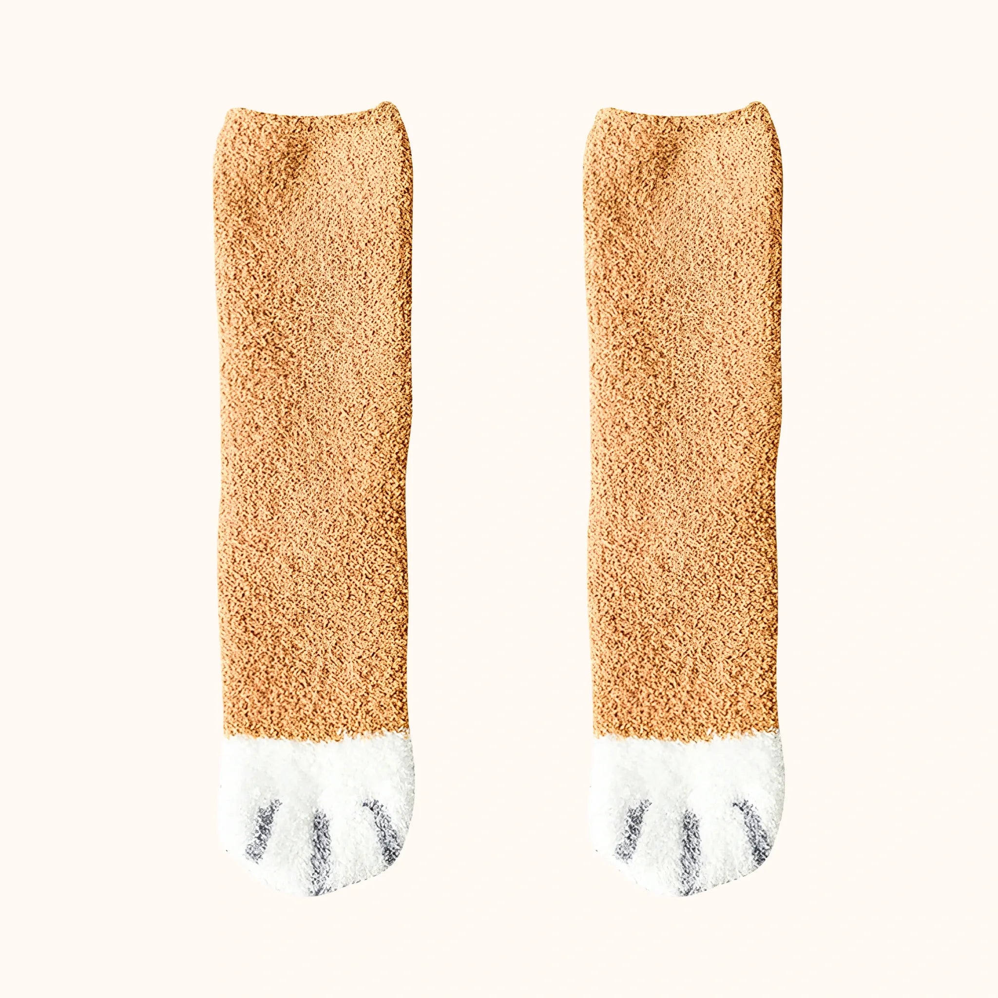 Par de meias felpudas marrom com ponta branca e detalhes cinza, estilo animal
