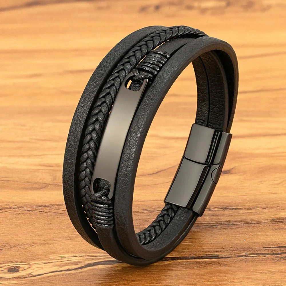 pulseira masculina de couro preto com detalhes trançados e fecho metálico