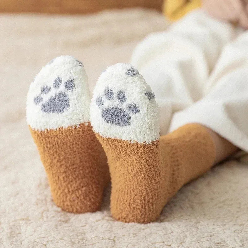 Meias pelúcia em tons marrom e branco com estampa de patas confortáveis para inverno